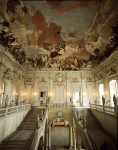 Utsikt over den store trappen og taket dekorert av Giovanni Battista (Giambattista) Tiepolo (1696-1770), som representerer allegorien om de fem kontinenter. 1753 Palace of Wurzburg (Würzburg) realisert av arkitekten Johann Balthasar Neumann (1687-1753) Ger av Giovanni Battista Tiepolo