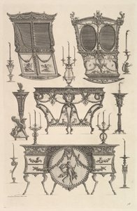 Diverse møbler inkludert to sedanstoler, et sidebord og en commode Deux c..., ca. 1769. av Giovanni Battista Piranesi