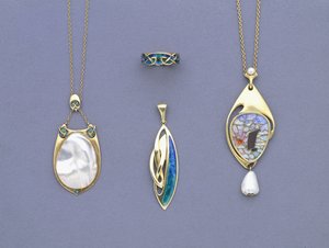 En gruppe Liberty & Co anheng i gult metall og emalje og en ring designet av Archibald Knox av Giovanni Bigatti