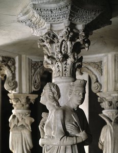 Detalj av de skulpturerte gruppene som støtter stolen realisert av Giovanni Pisano (1248-1314): Theologales Vertus (Detalj av skulpturene som støtter marmorprekestolen, de teologiske dydene) 1302-1311 Cathedrale de Pisa (Duomo di Pisa), Italia av Giovanni Pisano
