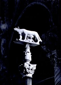 The Sienese Wolf, med tvillingene Romulus og Remus, fasaden til Piazza del Duomo (marmor) av Giovanni Pisano