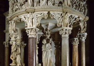 Teologiske dyder og Hercules til venstre Detalj av skulpturerte grupper som støtter prekestolen. Marmorskulptur av Giovanni Pisano (1248-1314). 1302-1311 Cathedrale of Pisa (Duomo di Santa Maria Assunta di Pisa), Italia