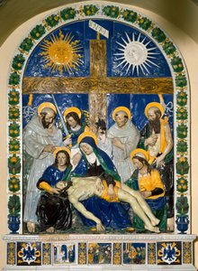The Deposition (Pieta)» Jesus Kristus og Jomfru Maria omgitt av St. Johannes og St. Maria Magdalena før korset med inskripsjonen INRI (I.N.R.I.) Høyrelieff keramikk av Giovanni della Robbia (1469-1529) 1525 Dim. 287x210 cm Santuario della V