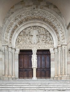 Den siste dommen, sentralportalen til Saint-Lazare-katedralen, Autun, Frankrike