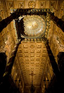 Utsikt over taket med trekasser merket og dore av Giuliano da Sangallo (1445 ca. 1516) og stort alter laget av arkitekten Ferdinando Fuga (1699-1781). Basilikaen Santa Maria Maggiore (Holy Mary Major), Roma.