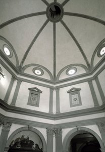 Utsikt over det åttekantede sakristiet bygget på prosjekt av Giuliano da Sangallo (1445-1516)