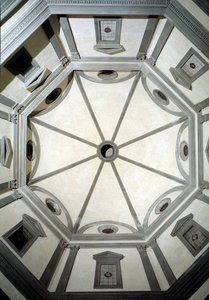 Utsikt over det åttekantede sakristiet bygget på prosjekt av Giuliano da Sangallo (1445-1516)