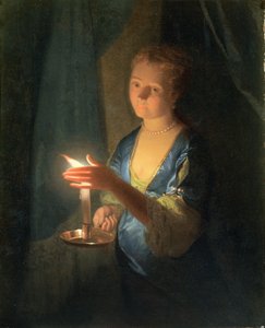 En dame som holder et stearinlys
