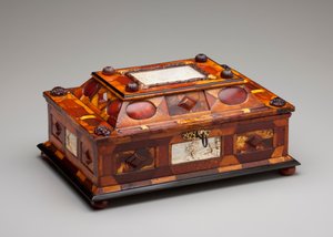 Høvisk ravskrin, ca. 1695 (rav, elfenben, tre, glass, messing og fløyel)