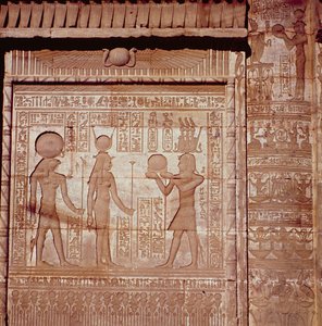 Relieff som viser en farao som gir et offer til Hathor og Horus, fra det romerske fødselshuset, eller Mammisi, ved Dendera, ca. 125 f.Kr.-60 e.Kr.
