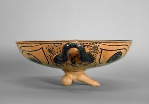 Attisk kopp med svart figur dekorert med en tondo med Gorgon-hode omgitt av seks liggende menn som deltar på et symposium, på samme måte som Andocides-maleren, ca. 500 f.Kr. (keramikk) (se også 100563 og 419876) av Greek
