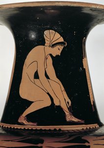 Hukende kvinne som knyter sandalen sin, detalj fra halsen på en atisk rød-figur amfora, laget av Pamphaios og malt av Oltos, ca. 510-500 f.Kr. (keramikk) (se også 92571)