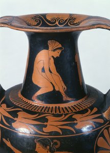 Hukende kvinne som knyter sandalen sin, detalj fra halsen på en rød-figur amfora i loftet, laget av Pamphaios og malt av Oltos, ca. 510-500 f.Kr. (keramikk)