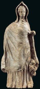 Figur av en kvinne som har på seg en chiton og en himation som dekker hodet hennes, muligens fra Myrina, Lilleasia, 250-200 f.Kr. (leire) av Greek