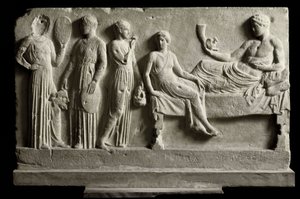 Gresk kunst: lavvotiv marmorrelieff dedikert til Dionysos Bacchus av komikere, Det representerer "The Bacchantes"" av Euripides - 410 f.Kr. - Athen, nasjonalt arkeologisk museum - Bacchae (fra tragedien av Euripides (480¿406 f.Kr.) - Marmor votive relieff  av Greek
