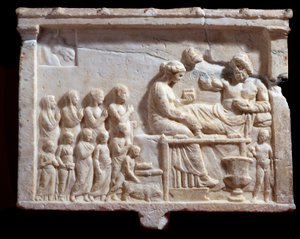 Gresk kunst: "" relieff som representerer en bankettscene"", 300 f.Kr. Dim 48x65x6 cm Mantua (mantua) Palazzo Ducale, Coll statuaria, inv n 6684 Italia - Gresk sivilisasjon: Marmorrelieff som representerer bankett (48x65x6 cm), 3. århundre f.Kr. - Mantua , av Greek