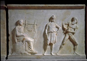 Gresk kunst: musikkkonkurranse mellom Apollo og Marsyas (spille aulos og lyre). Lavrelieff skåret i marmor, 320 f.Kr., gresk antikvitet. Nasjonalmuseet for arkeologi, Athen (Hellas) av Greek