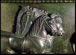 Hodet til en hest fra en quadriga, detalj av frisen rundt halsen på Vix Krater bronse