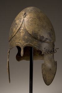 Hjelm med fallisk applikasjon, kalkidisk, 5.-4. århundre f.Kr. (bronse) (se også 249031 og 35)