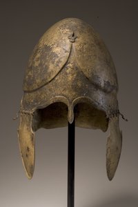 Hjelm med fallisk applikasjon, kalkidisk, 5.-4. århundre f.Kr. (bronse) (se også 249031 og 34)