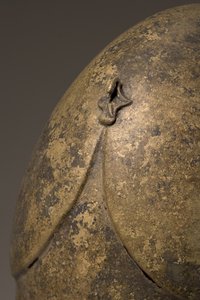 Hjelm med fallisk applikasjon, kalkidisk, 5.-4. århundre f.Kr. bronsedetalj fra 249035