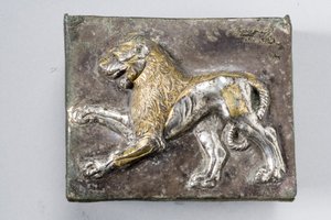Lokk på en boks, hellenistisk (pakke forgylt sølv) (se også 270391) av Greek