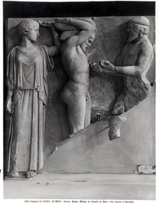 Metope X fra Zeus-tempelet som viser Herkules som mottar Hesperidenes gyldne epler fra Atlas hånd, mens Minerva hviler en pute på hodet (marmor) (s/hvitt-bilde) av Greek