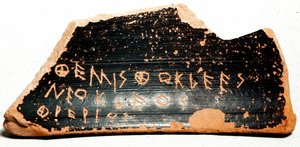 Ostrakon (eller ostracon) (flertall: ostraca eller ostraka), keramikkskår som tjente som stemmesedler under utvisningsprosedyrer i antikkens Hellas. 480 f.Kr. Athen. Agora museum. av Greek