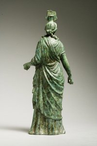 Sett bakfra av en statue av Isis Fortuna, hellenistisk, 1. århundre f.Kr.-1. århundre e.Kr. (bronse) (se 270388 for frontvisning)