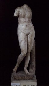 Afrodite stående naken, Alexandrian, ca. 336-30 f.Kr. (marmor)