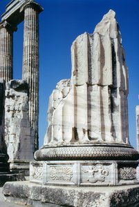 Basen på en søyle i Apollon-tempelet, ca. 300 f.Kr av Greek School