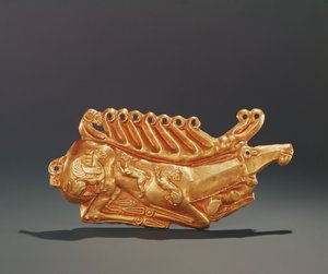 Liggende hjort, dekorert på kroppen med figurer av bevinget griffin, hare, løve, hund og værehode (gull) av Greek School