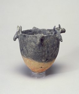 Tulipan-skål, med oksehoder, Kypros, 2400-2200 f.Kr. (leire) av Greek School