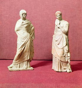 To statuer av stående kvinner, fra Tanagra, ca. 350 f.Kr