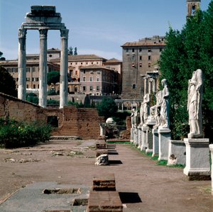 Forum Romanum: statuer av vestaler. Vestalhus (Casa delle Vestali eller Atrium Vestae). Til venstre, det greske tempelet til Dioscures (eller tempelet til Castor og Pollux) (5. århundre f.Kr.). Roma