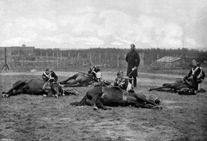 Et parti av den fjerde Queens Own Hussars trefning demonterte, 1896. av Gregory and Co