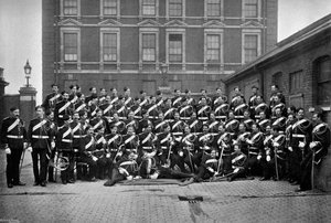 Underoffiserer fra den første livgarden ved Knightsbridge Barracks, London, 1896. av Gregory and Co