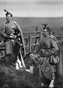 Pipe-Major Reith og Corporal-Piper Reith fra London Scottish, 1896. av Gregory and Co