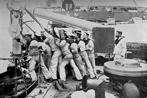 Heving av ankeret på forborgen til slagskipet HMS Majestic, 1896