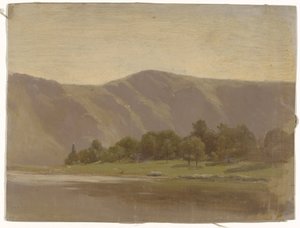 Elv ved foten av et fjell