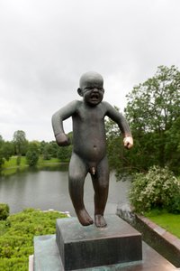 "Sinnatageen" sint gutt, skulptur i Frognerparken, Oslo, Norge (bronse)