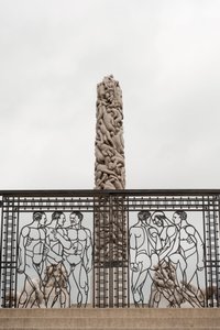 Smijernsporter” Nakne Menn” og “People Monolith” laget av granitt i Frognerparken, Oslo, Norge (bilde)