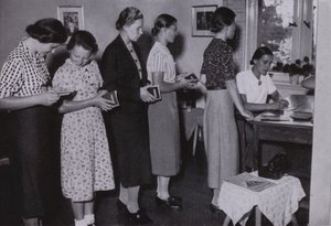 Unge kvinner i det tredje riket: Wir Arbeitsmaiden, We The Labour Maiden (s/hv-bilde) av Gustav von Estorff