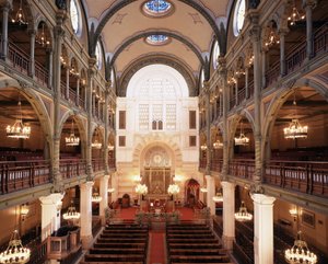 Interiør i synagogen i Rue des Tournelles bygget i 1866 - 1867. Arkitekt: Varrollier. Ingeniør: Gustave Eiffel i Paris. av Gustave Eiffel