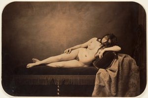 Naken kvinne tilbakelent på en Recamier-sofa, ca. 1856.