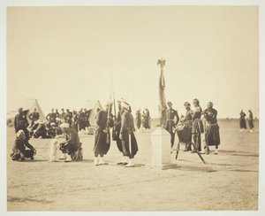 Det hevede flagget til Zouave-regimentet, Camp de Châlons, 1857. av Gustave Le Gray