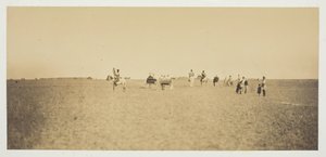 Uten tittel [besøkende ser på militære manøvrer], 1857. av Gustave Le Gray