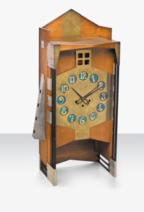 A Mantel Clock, ca. 1907 (eik, messing med iriserende Loetz-glassetall) av Gustave Serrurier Bovy