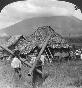 Innfødte jenter med vannkar laget av skaft av bambus, Filippinene, 1907
