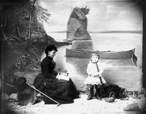 Hannah Maynard og en liten jente med vognen sin, 1884 (bw-bilde)